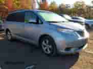 2011 Toyota Sienna LE z VIN 5TDKK3DC2BS173107, wystawiony jako IAAI lot #43498489 z przebiegiem 258 029 mil mil oraz . Historia ofert i sprzedaży dostępna na DreamBid. Obrazek 1.