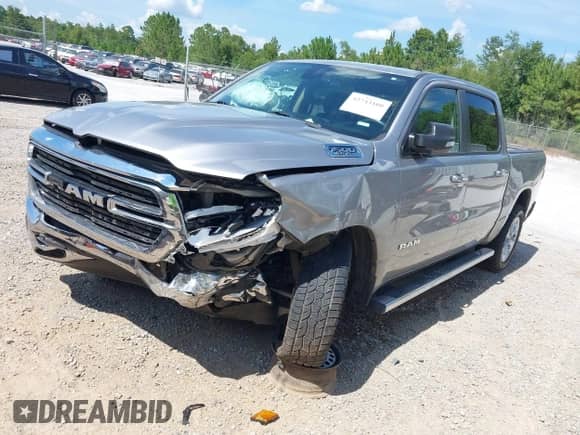 2020 Ram 1500 Big Horn z VIN 1C6SRFFT8LN394431, wystawiony jako IAAI lot #42743100 z przebiegiem 92 181 mil mil oraz . Historia ofert i sprzedaży dostępna na DreamBid. Obrazek 2.