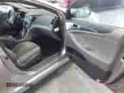 2011 Hyundai Sonata Hybrid z VIN KMHEC4A43BA007006, wystawiony jako IAAI lot #42820962 z przebiegiem 169 328 mil mil oraz . Historia ofert i sprzedaży dostępna na DreamBid. Obrazek 5.