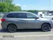 2018 Nissan Pathfinder SV z VIN 5N1DR2MM8JC645166, wystawiony jako IAAI lot #42666765 z przebiegiem 81 544 mil mil oraz . Historia ofert i sprzedaży dostępna na DreamBid. Obrazek 13.