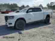 2020 Ram 1500 Laramie z VIN 1C6SRFJT4LN230925, wystawiony jako Copart lot #69454305 z przebiegiem 94 126 mil mil oraz Czysty tytuł • Clean title. Historia ofert i sprzedaży dostępna na DreamBid. Obrazek 1.