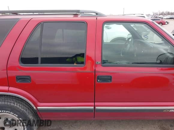 1996 Chevrolet Blazer z VIN 1GNCS13W6T2179271, wystawiony jako IAAI lot #41621943 z przebiegiem 103 498 mil mil oraz . Historia ofert i sprzedaży dostępna na DreamBid. Obrazek 13.