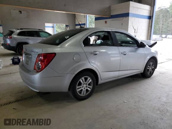 2013 Chevrolet Sonic LT z VIN 1G1JC5SH8D4172960, wystawiony jako Copart lot #85847005 z przebiegiem Nie podano mil oraz Szkoda całkowita • Salvage title. Historia ofert i sprzedaży dostępna na DreamBid. Obrazek 3.