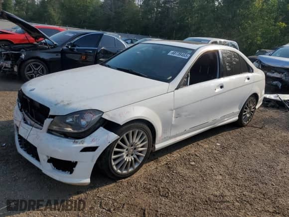 2013 Mercedes-Benz C 300 Luxury z VIN WDDGF8ABXDA751673, wystawiony jako Copart lot #68739465 z przebiegiem 211 703 mil mil oraz Czysty tytuł • Clean title. Historia ofert i sprzedaży dostępna na DreamBid. Obrazek 1.
