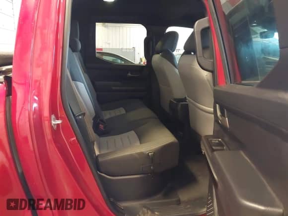 2024 Toyota Tacoma SR5 z VIN 3TYLB5JNXRT023878, wystawiony jako IAAI lot #43246001 z przebiegiem 9 321 mil mil oraz . Historia ofert i sprzedaży dostępna na DreamBid. Obrazek 8.