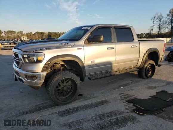 2019 Ram 1500 Tradesman z VIN 1C6RREGT1KN590345, wystawiony jako Copart lot #49413505 z przebiegiem 128 091 mil mil oraz Szkoda całkowita • Salvage title. Historia ofert i sprzedaży dostępna na DreamBid. Obrazek 1.
