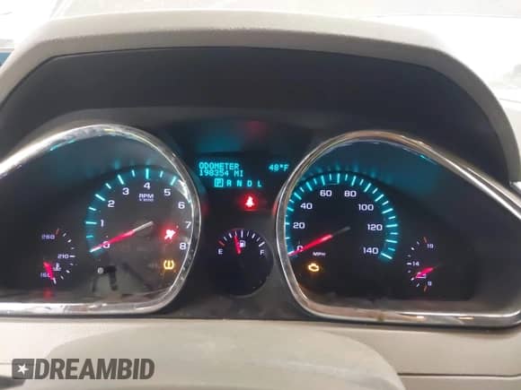 2009 Chevrolet Traverse LS z VIN 1GNEV13D19S109796, wystawiony jako IAAI lot #43386599 z przebiegiem 198 354 mil mil oraz . Historia ofert i sprzedaży dostępna na DreamBid. Obrazek 7.