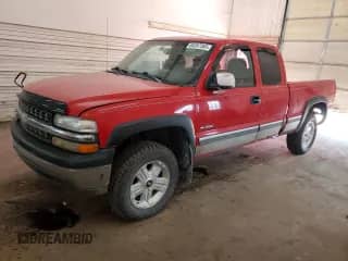 2002 Chevrolet Silverado 1500 LS с VIN 1GCEK19T02E132717, выставлен на аукционе Copart как лот 84397365 с пробегом 221 198 миль миль и Списание • Salvage title. История ставок и продаж доступна на DreamBid. Изображение 1.