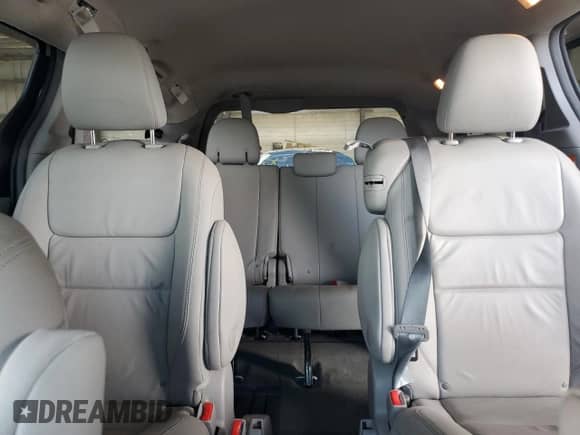 2017 Toyota Sienna XLE z VIN 5TDYZ3DC5HS853615, wystawiony jako Copart lot #68695805 z przebiegiem 77 167 mil mil oraz Szkoda całkowita • Salvage title. Historia ofert i sprzedaży dostępna na DreamBid. Obrazek 10.