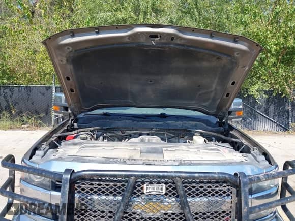 2015 Chevrolet Silverado 2500HD LTZ z VIN 1GC1KWEG8FF512327, wystawiony jako IAAI lot #43256058 z przebiegiem 251 802 mil mil oraz . Historia ofert i sprzedaży dostępna na DreamBid. Obrazek 10.