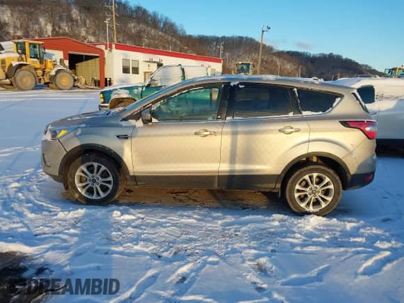 2017 Ford Escape SE с VIN 1FMCU9GD0HUF04174, выставлен на аукционе IAAI как лот 41327379 с пробегом 101 122 миль миль и . История ставок и продаж доступна на DreamBid. Изображение 14.