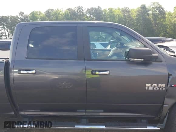 2018 Ram 1500 Big Horn z VIN 1C6RR7LM5JS247760, wystawiony jako IAAI lot #42306425 z przebiegiem 93 664 mil mil oraz . Historia ofert i sprzedaży dostępna na DreamBid. Obrazek 13.