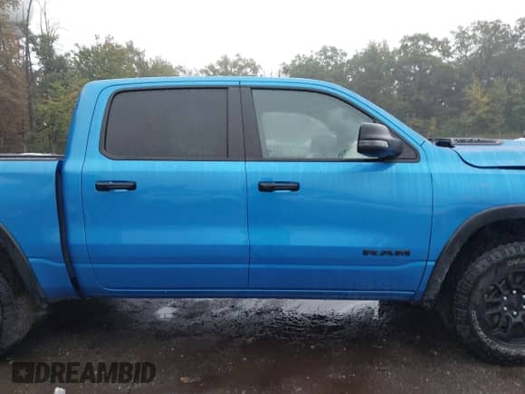 2025 Ram 1500 Rebel z VIN 1C6SRFLP0SN578395, wystawiony jako IAAI lot #43230495 z przebiegiem 32 399 mil mil oraz . Historia ofert i sprzedaży dostępna na DreamBid. Obrazek 13.