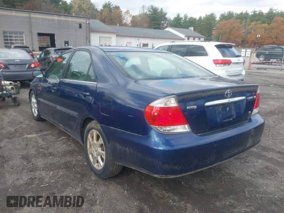 2005 Toyota Camry LE z VIN 4T1BF30K35U091920, wystawiony jako IAAI lot #43581408 z przebiegiem 130 454 mil mil oraz . Historia ofert i sprzedaży dostępna na DreamBid. Obrazek 3.