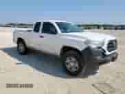 2019 Toyota Tacoma SR z VIN 5TFRX5GN9KX156923, wystawiony jako Copart lot #80000885 z przebiegiem 101 823 mil mil oraz Szkoda całkowita • Salvage title. Historia ofert i sprzedaży dostępna na DreamBid. Obrazek 4.