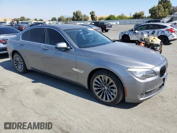 2011 BMW 7 Series 750i z VIN WBAKA8C58BCY37122, wystawiony jako Copart lot #64401965 z przebiegiem 144 438 mil mil oraz Czysty tytuł • Clean title. Historia ofert i sprzedaży dostępna na DreamBid. Obrazek 4.