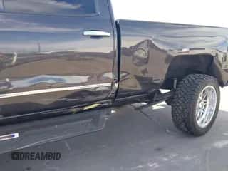 2015 Chevrolet Silverado 2500HD LTZ с VIN 1GC1CWE81FF139248, выставлен на аукционе IAAI как лот 43197842 с пробегом 111 127 миль миль и . История ставок и продаж доступна на DreamBid. Изображение 6.