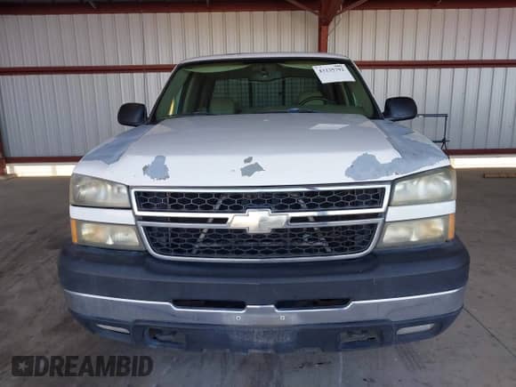 2006 Chevrolet Silverado 2500HD LT2 z VIN 1GCHC23U06F193311, wystawiony jako IAAI lot #43235792 z przebiegiem 241 786 mil mil oraz . Historia ofert i sprzedaży dostępna na DreamBid. Obrazek 12.