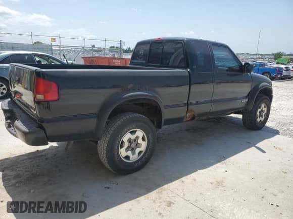 2002 Chevrolet S-10 LS z VIN 1GCCT19W728206034, wystawiony jako Copart lot #65804545 z przebiegiem 154 804 mil mil oraz Czysty tytuł • Clean title. Historia ofert i sprzedaży dostępna na DreamBid. Obrazek 3.