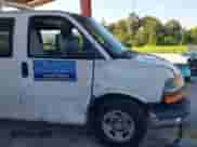 2005 Chevrolet Express Passenger z VIN 1GNFG15X151106869, wystawiony jako IAAI lot #42757318 z przebiegiem 102 844 mil mil oraz . Historia ofert i sprzedaży dostępna na DreamBid. Obrazek 15.