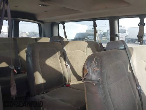 2020 Chevrolet Express Passenger LT z VIN 1GAZGPFP6L1228561, wystawiony jako IAAI lot #42499556 z przebiegiem 83 828 mil mil oraz . Historia ofert i sprzedaży dostępna na DreamBid. Obrazek 8.