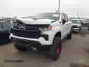 2024 Chevrolet Silverado 1500 LT Trail Boss z VIN 3GCUDFE81RG231196, wystawiony jako IAAI lot #41242013 z przebiegiem 14 747 mil mil oraz . Historia ofert i sprzedaży dostępna na DreamBid. Obrazek 2.