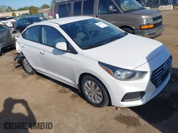 2020 Hyundai Accent SE z VIN 3KPC24A64LE126326, wystawiony jako IAAI lot #43422687 z przebiegiem 54 488 mil mil oraz . Historia ofert i sprzedaży dostępna na DreamBid. Obrazek 1.