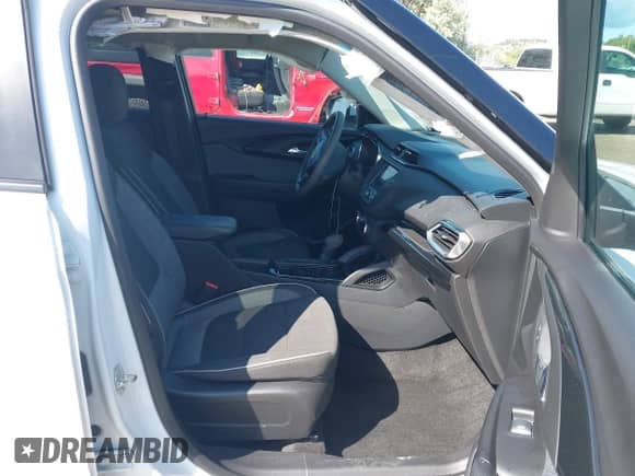 2023 Chevrolet TrailBlazer LT с VIN KL79MPS27PB215650, выставлен на аукционе IAAI как лот 42405179 с пробегом 25 283 миль миль и . История ставок и продаж доступна на DreamBid. Изображение 5.