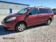 2010 Toyota Sienna LE z VIN 5TDKK4CC2AS309919, wystawiony jako Copart lot #82524135 z przebiegiem 196 955 mil mil oraz Szkoda całkowita • Salvage title. Historia ofert i sprzedaży dostępna na DreamBid. Obrazek 1.