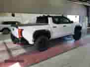 2025 Toyota Tacoma TRD Sport Hybrid z VIN 3TYLC5LN8ST022034, wystawiony jako Copart lot #85674425 z przebiegiem 6 920 mil mil oraz Szkoda całkowita • Salvage title. Historia ofert i sprzedaży dostępna na DreamBid. Obrazek 3.