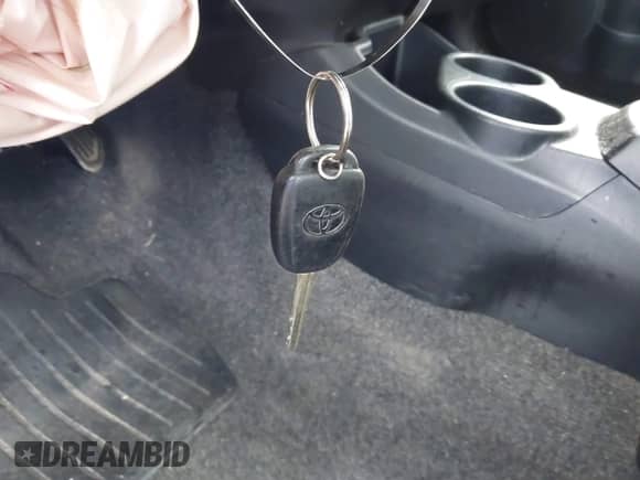 2015 Toyota Prius One z VIN JTDKDTB38F1576685, wystawiony jako IAAI lot #43028634 z przebiegiem 153 700 mil mil oraz . Historia ofert i sprzedaży dostępna na DreamBid. Obrazek 11.