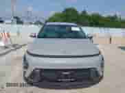 2024 Hyundai Kona SEL с VIN KM8HBCAB1RU096124, выставлен на аукционе IAAI как лот 42904719 с пробегом 26 550 миль миль и . История ставок и продаж доступна на DreamBid. Изображение 13.
