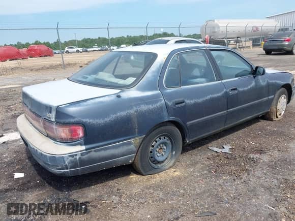 1993 Toyota Camry LE z VIN JT2SK12E5P0168687, wystawiony jako IAAI lot #42814059 z przebiegiem 159 586 mil mil oraz . Historia ofert i sprzedaży dostępna na DreamBid. Obrazek 4.