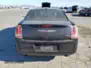 2013 Chrysler 300 S z VIN 2C3CCABG5DH504828, wystawiony jako Copart lot #71170535 z przebiegiem 178 596 mil mil oraz Szkoda całkowita • Salvage title. Historia ofert i sprzedaży dostępna na DreamBid. Obrazek 6.