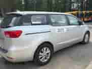 2017 Kia Sedona L z VIN KNDMA5C14H6284063, wystawiony jako Copart lot #81251425 z przebiegiem 200 393 mil mil oraz Czysty tytuł • Clean title. Historia ofert i sprzedaży dostępna na DreamBid. Obrazek 4.