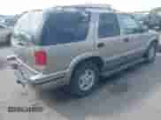 1998 Chevrolet Blazer z VIN 1GNDT13W9WK124402, wystawiony jako IAAI lot #42632990 z przebiegiem 119 683 mil mil oraz . Historia ofert i sprzedaży dostępna na DreamBid. Obrazek 4.