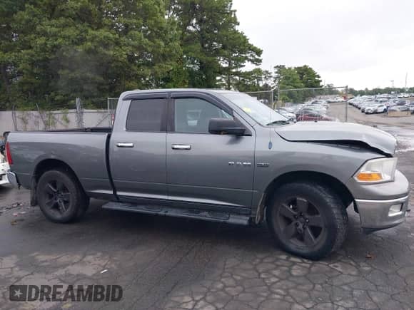 2009 Dodge 1500 SLT z VIN 1D3HV18T19S793875, wystawiony jako IAAI lot #43247958 z przebiegiem 199 380 mil mil oraz . Historia ofert i sprzedaży dostępna na DreamBid. Obrazek 14.