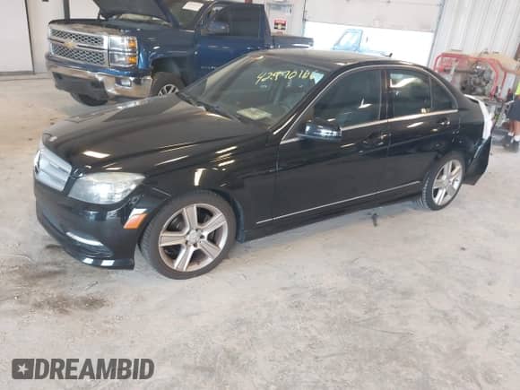 2011 Mercedes-Benz C 300 Sport z VIN WDDGF8BB8BF531723, wystawiony jako IAAI lot #42970166 z przebiegiem 137 077 mil mil oraz . Historia ofert i sprzedaży dostępna na DreamBid. Obrazek 17.