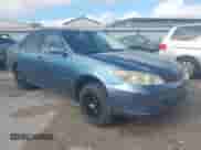 2004 Toyota Camry LE z VIN 4T1BE32K14U848988, wystawiony jako IAAI lot #43374345 z przebiegiem 191 139 mil mil oraz . Historia ofert i sprzedaży dostępna na DreamBid. Obrazek 1.