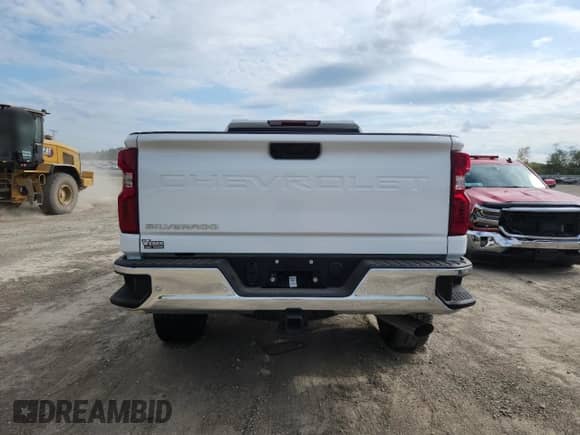 2024 Chevrolet Silverado 2500HD Work Truck z VIN 1GC5YLE72RF431634, wystawiony jako Copart lot #70542235 z przebiegiem Nie podano mil oraz Szkoda całkowita • Salvage title. Historia ofert i sprzedaży dostępna na DreamBid. Obrazek 6.