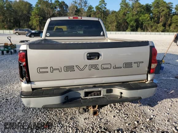 2006 Chevrolet Silverado 1500 LS z VIN 1GCEC19X36Z117305, wystawiony jako Copart lot #80201124 z przebiegiem 227 467 mil mil oraz Czysty tytuł • Clean title. Historia ofert i sprzedaży dostępna na DreamBid. Obrazek 6.