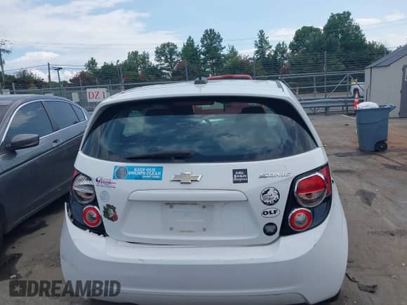 2016 Chevrolet Sonic LS z VIN 1G1JA6SHXG4177027, wystawiony jako IAAI lot #42797002 z przebiegiem 123 959 mil mil oraz . Historia ofert i sprzedaży dostępna na DreamBid. Obrazek 16.