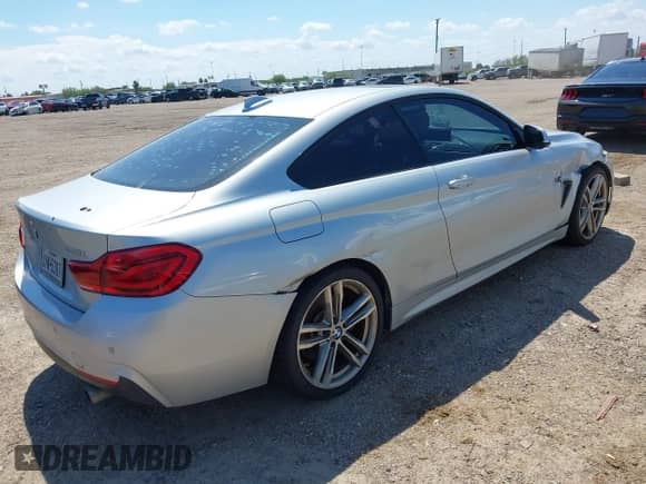 2018 BMW 4 Series 440i z VIN WBA4W7C57JAB87944, wystawiony jako IAAI lot #43262986 z przebiegiem 79 462 mil mil oraz . Historia ofert i sprzedaży dostępna na DreamBid. Obrazek 4.