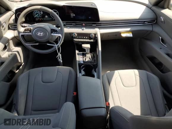 2024 Hyundai Elantra Blue z VIN KMHLM4DJ1RU104235, wystawiony jako Copart lot #80602775 z przebiegiem 10 526 mil mil oraz Szkoda całkowita • Salvage title. Historia ofert i sprzedaży dostępna na DreamBid. Obrazek 8.