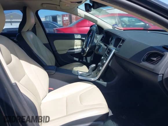 2013 Volvo S60 T5 Premier z VIN YV1612FS6D2185459, wystawiony jako IAAI lot #42867641 z przebiegiem 167 059 mil mil oraz . Historia ofert i sprzedaży dostępna na DreamBid. Obrazek 5.