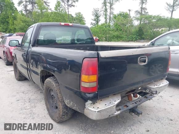 2000 Chevrolet Silverado 1500 z VIN 1GCEC14T7YZ313576, wystawiony jako IAAI lot #42131120 z przebiegiem 305 082 mil mil oraz . Historia ofert i sprzedaży dostępna na DreamBid. Obrazek 3.