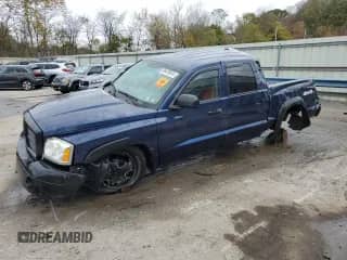 2006 Dodge Dakota SLT z VIN 1D7HW48K06S718102, wystawiony jako Copart lot #89479615 z przebiegiem Nie podano mil oraz Szkoda całkowita • Salvage title. Historia ofert i sprzedaży dostępna na DreamBid. Obrazek 1.