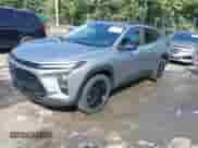 2024 Chevrolet Trax ACTIV z VIN KL77LKE21RC196972, wystawiony jako IAAI lot #43302661 z przebiegiem 17 280 mil mil oraz . Historia ofert i sprzedaży dostępna na DreamBid. Obrazek 2.