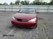 2002 Toyota Camry XLE z VIN 4T1BE30K32U024054, wystawiony jako Copart lot #84540535 z przebiegiem 257 128 mil mil oraz Szkoda całkowita • Salvage title. Historia ofert i sprzedaży dostępna na DreamBid. Obrazek 13.
