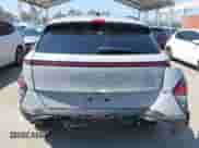 2025 Hyundai Kona SEL Convenience z VIN KM8HC3AB6SU269638, wystawiony jako IAAI lot #42604262 z przebiegiem 2 696 mil mil oraz . Historia ofert i sprzedaży dostępna na DreamBid. Obrazek 16.